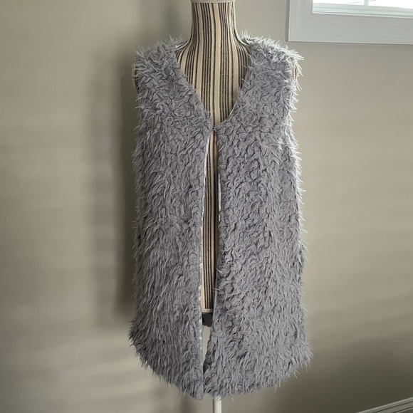 Fluffy Faux Fur Vest - Picture 4 of 12